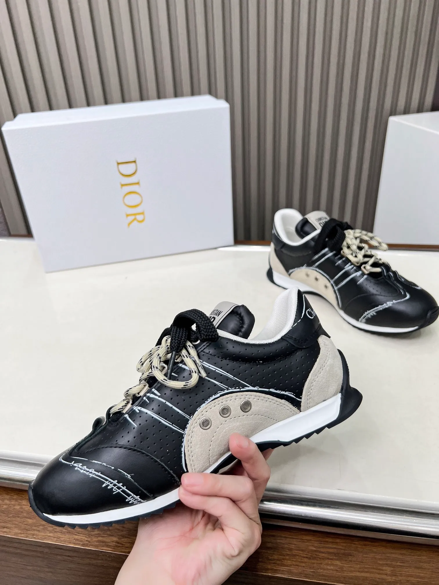 👟👟Ex-factory price 560👟👟 This D-Sketch sneaker is a new product of the 2025 spring and summer ready-to-wear series, highlighting the classic retro aesthetics. Crafted from gold-tone crinkled sheepskin and gold-toned laminated calfskin, it features a printed logo inspired by the shoe's production stages, as well as beige suede calfskin panels and double laces. Hand-written Christian Dior Paris signature on the side, Christian Dior Paris signature panels and plaques on the heel and tongue. Paired with two-tone slim rubber soles, they add a touch of couture to any casual look. Code number: 35~45 Color: black white gold silver